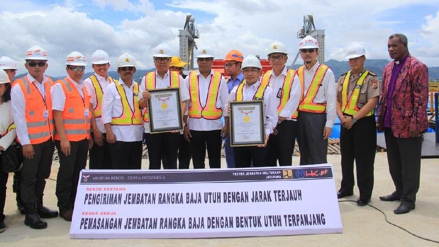 Museum Rekor Indonesia (MURI) memberikan 2 rekor pada proyek pembangunan Jembatan Holtekamp.