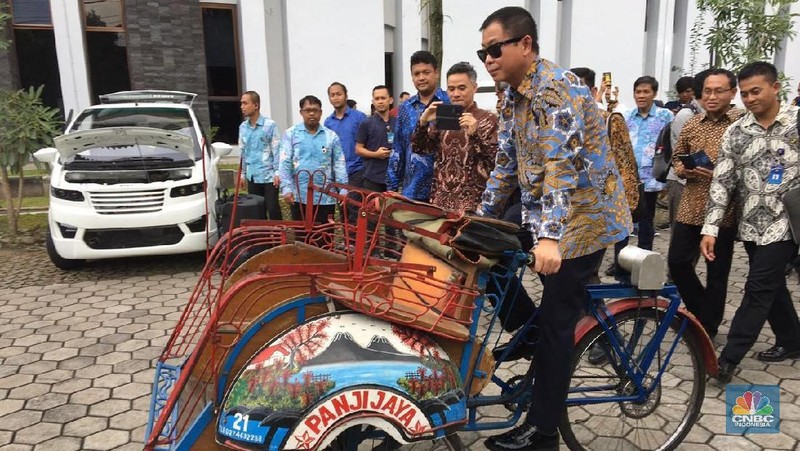 Mahasiswa UGM memperkenalkan Mobil hingga becak listrik buatan mereka ke Menteri ESDM Ignasius Jonan, Jumat (22/02/2018)
