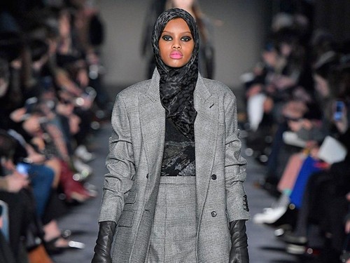 Model Berhijab Kembali Eksis di Milan Fashion Week 2018 Model Berhijab Kembali Eksis di Milan Fashion Week 2018