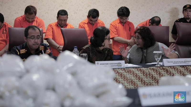 Dua srikandi, Menteri Keuangan Sri Mulyani dan Menteri KKP Susi Pudjiastuti menggelar konferensi pers penangkapan penyelundupan baby lobster.