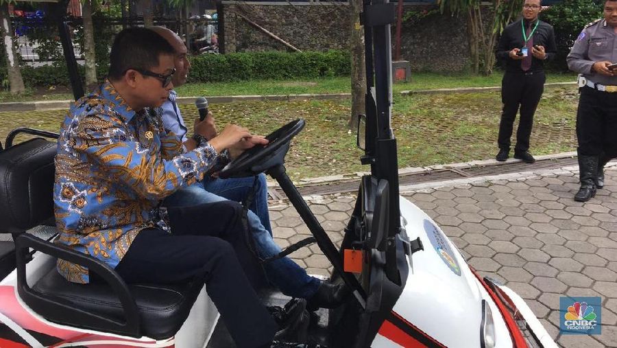 Mahasiswa UGM memperkenalkan Mobil hingga becak listrik buatan mereka ke Menteri ESDM Ignasius Jonan, Jumat (22/02/2018)