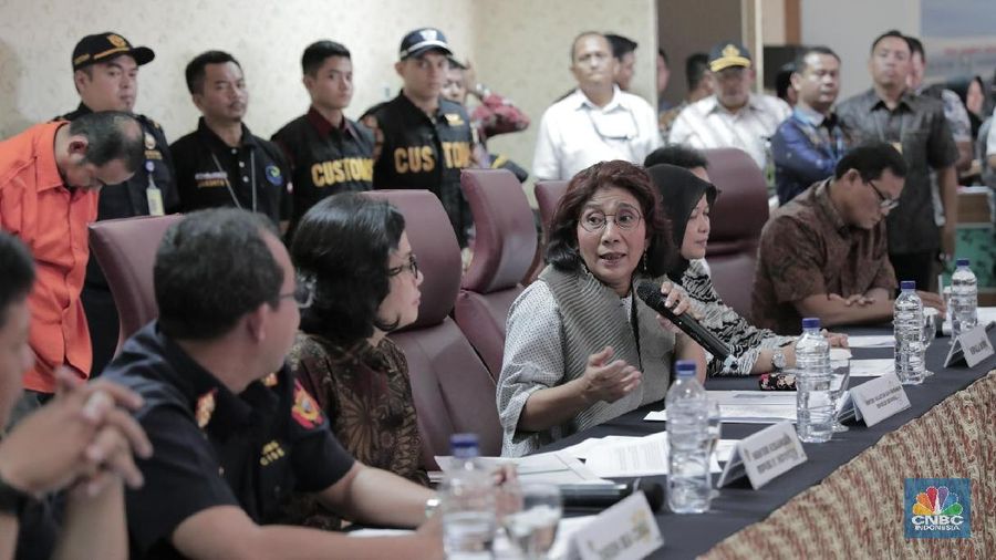 Dua srikandi, Menteri Keuangan Sri Mulyani dan Menteri KKP Susi Pudjiastuti menggelar konferensi pers penangkapan penyelundupan baby lobster.