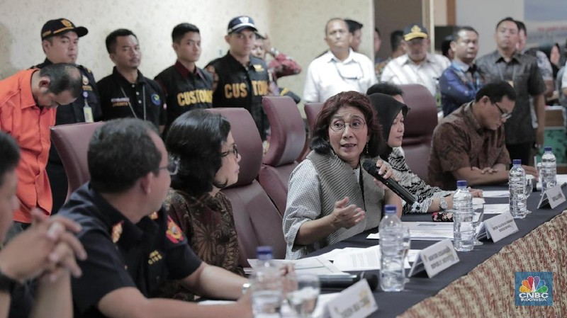 Dua srikandi, Menteri Keuangan Sri Mulyani dan Menteri KKP Susi Pudjiastuti menggelar konferensi pers penangkapan penyelundupan baby lobster.