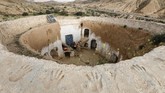 Rumah-rumah yang terletak di sekitar Matmata, daerah sekitar kawah yang dikenali lewat pohon-pohon palem dan kebun zaitun itu terletak sekitar 365 km sebelah selatan Ibu Kota Tunisia. (REUTERS/Zohra Bensemra)
