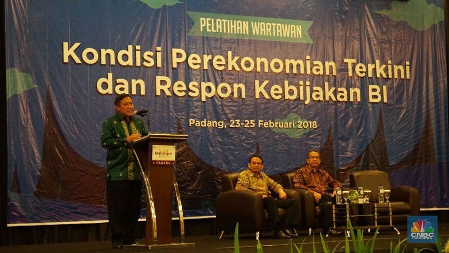 Sumatera Barat harus mencari sumber penggerak ekonomi selain sektor pertanian.