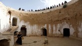 Rumah-rumah tersebut terdiri atas kamar-kamar yang dipahat di dinding halaman yang melingkar. (REUTERS/Zohra Bensemra)