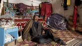 Beberapa warga yang bertahan mengaku terikat dengan rumah-rumah tersebut, atau tidak tahu mau pindah ke mana. Warga sebagian besar tingga di kebun zaitun atau kawasan wisata. (REUTERS/Zohra Bensemra)