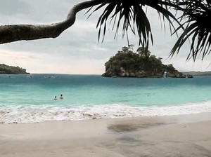 Pantai Crystal Bay Kebanjiran, Aktivitas Wisata Ditutup Sementara