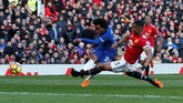 Chelsea unggul lebih dulu pada menit ke-32 melalui gol Willian yang memanfaatkan umpan terobosan Eden Hazard. (REUTERS/Andrew Yates)