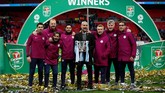 Trofi Piala Liga jadi persembahan perdana Pep Guardiola untuk Manchester City. Guardiola masih punya peluang menambah dua trofi, Liga Inggris dan Liga Champions musim ini. (Reuters/Carl Recine).