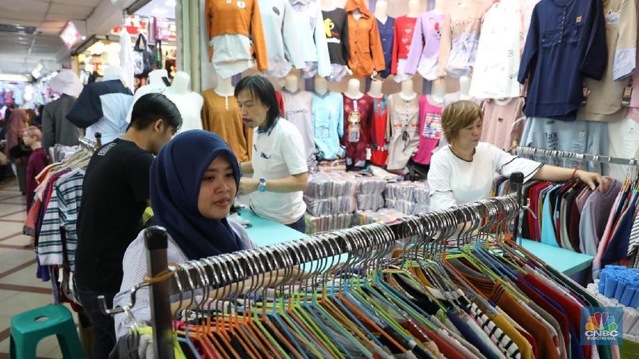 Konsumen Indonesia diyakini tetap optimistis memandang situasi perekonomian, meski optimisme itu sedikit tertahan.