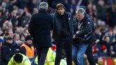 Antonio Conte bersalaman dengan Jose Mourinho usai pertandingan di Stadion Old Trafford. Kemenangan atas Chelsea membuat Manchester United kembali naik ke posisi dua klasemen Liga Primer Inggris. (Reuters/Jason Cairnduff)