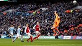 Manchester City akhirnya bisa mencetak gol lebih dulu lewat Sergio Aguero. Penyerang Argentina ini melepaskan tembakan lambung melewati jangkauan David Ospina di menit ke-18. (REUTERS/Darren Staples)