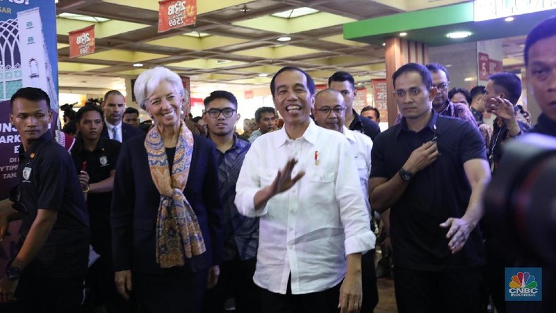 Presiden Jokowi mengajak Direktur Pelaksana IMF Christine Lagarde berkunjung ke Pasar Tanah Abang di sela-sela persiapan IMF-World Bank Annual Meeting 2018.