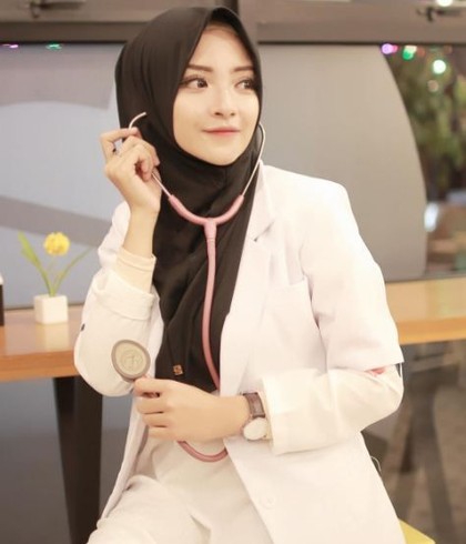 10 Gaya Hijab Dokter Cantik yang Populer di Instagram 