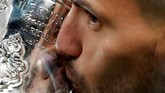 Sergio Aguero mencium trofi Piala Liga. Bagi Aguero, ini adalah trofi Piala Liga ketiga bersama Manchester City. (Reuters/Peter Cziborra)