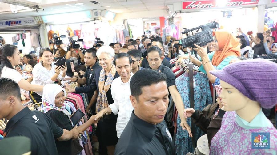 Presiden Jokowi mengajak Direktur Pelaksana IMF Christine Lagarde berkunjung ke Pasar Tanah Abang di sela-sela persiapan IMF-World Bank Annual Meeting 2018.