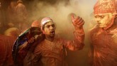 Suasana perayaan Festival Holi di sebuah kuil di Nandgaon, kawasan Uttar Pradesh, India.