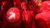 Tua dan muda ikut serta dalam festival ini. Di dalam kuil, para pemuka agama merapal doa dan nyanyian sebagai persembahan untuk Dewa Wisnu.