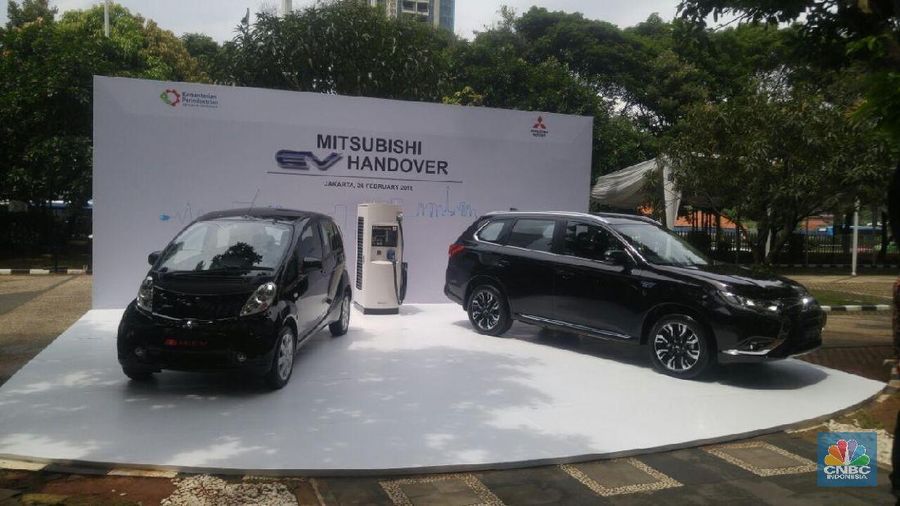Mitsubishi Motors Corporation menyerahkan sejumlah mobil listrik kepada pemerintah untuk kepentingan pengembangan jenis kendaraan itu di Indonesia.