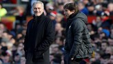 Manajer Manchester United Jose Mourinho (kiri) bercanda dengan manajer Chelsea Antonio Conte. Hubungan kedua pelatih mulai cair saat duel Manchester United vs Chelsea setelah sempat berseteru. (REUTERS/Andrew Yates)