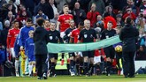 Para pemain Manchester United dan Chelsea memasuki Stadion Old Trafford sebelum pertandingan Liga Primer Inggris, Minggu (25/2). (Reuters/Jason Cairnduff)