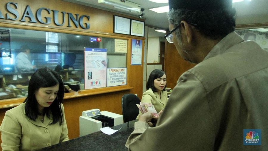 Pedagang valuta asing (valas) atau money changer menjual dolar AS di level Rp 13.721/US$ siang ini