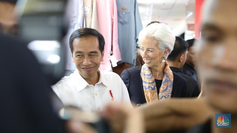 Presiden Jokowi mengajak Direktur Pelaksana IMF Christine Lagarde berkunjung ke Pasar Tanah Abang di sela-sela persiapan IMF-World Bank Annual Meeting 2018.