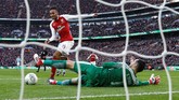 Arsenal punya peluang untuk lebih dulu unggul saat Pierre Emerick Aubameyang mendapat bola di muka gawang. Namun, ia gagal mencetak gol. (REUTERS/Peter Nicholls)