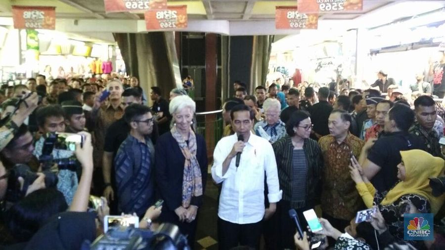 Presiden Jokowi mengajak Direktur Pelaksana IMF Christine Lagarde berkunjung ke Pasar Tanah Abang di sela-sela persiapan IMF-World Bank Annual Meeting 2018.