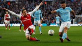 Duel partai puncak Piala Liga di Stadion Wembley, Minggu (25/2) berisi pertarungan antara Manchester City lawan Arsenal. (Reuters/Peter Cziborra)