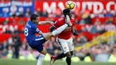 Gelandang Manchester United Paul Pogba berduel dengan bek Chelsea Cesar Azpilicueta yang berperan sebagai kapten. Skor 2-1 untuk MU pun bertahan hingga laga usai. (REUTERS/Andrew Yates)