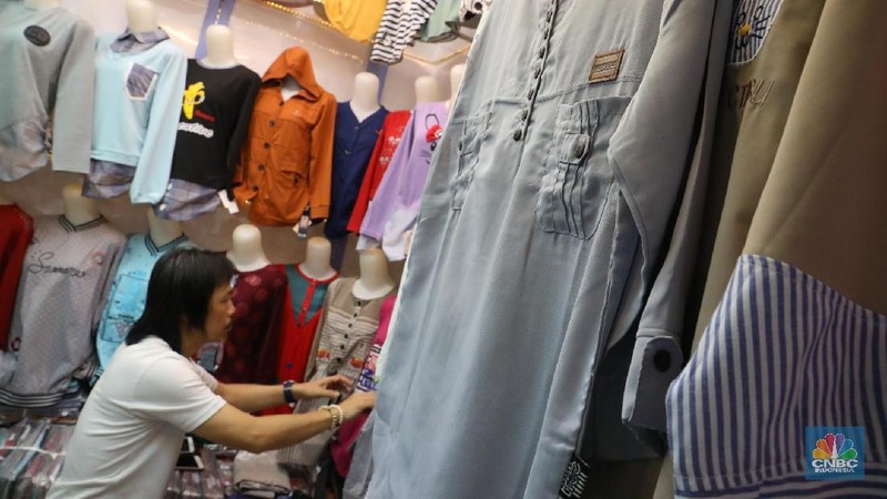 Direktur Pelaksana IMF Christine Lagarde Christine Lagarde membeli baju di toko Luis True di Pasar Tanah Abang Blok A.