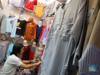 Sebelum Pulang Christine Lagarde Beli Baju di Toko Ini