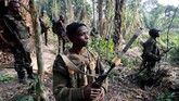 Kemenangan angkatan bersenjata Kongo menyisakan para tentara kelelahan, sepatu bot, sampah, hingga jenazah hangus di markas para pemberontak Uganda. (REUTERS/Goran Tomasevic)