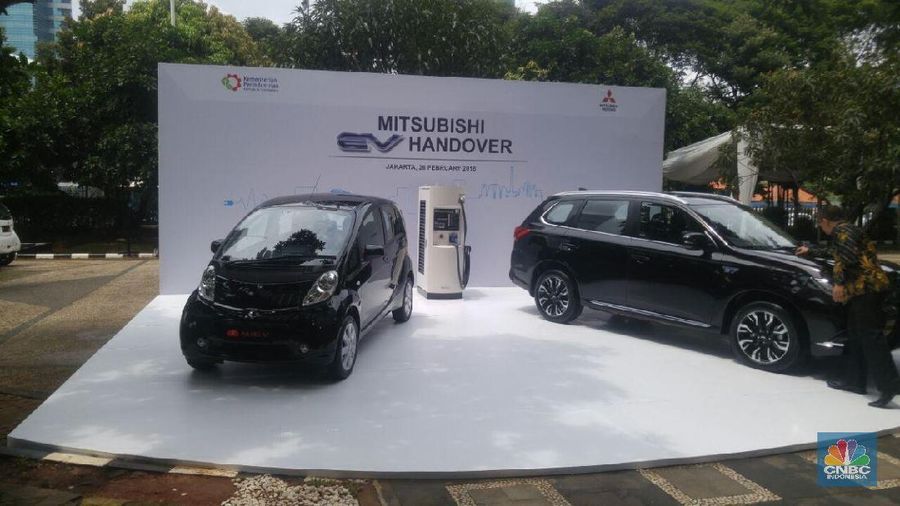 Mitsubishi Motors Corporation menyerahkan sejumlah mobil listrik kepada pemerintah untuk kepentingan pengembangan jenis kendaraan itu di Indonesia.