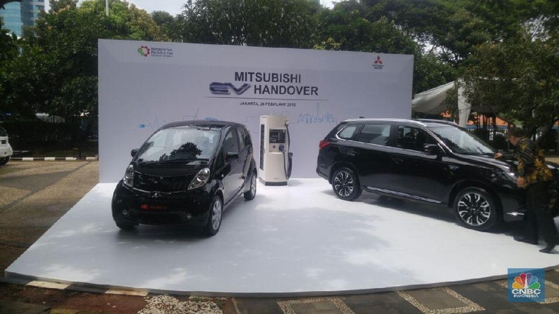 Mitsubishi Motors Corporation menyerahkan sejumlah mobil listrik kepada pemerintah untuk kepentingan pengembangan jenis kendaraan itu di Indonesia.