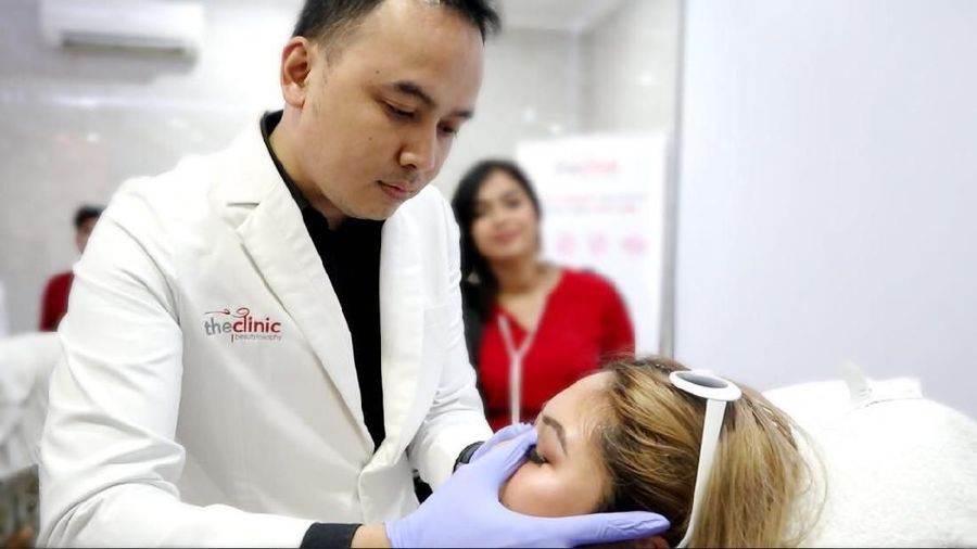 Kebutuhan perempuan untuk semakin tampil cantik menjadi potensi pasar yang menarik, membuat orang berlomba membuka bisnis klinik kecantikan