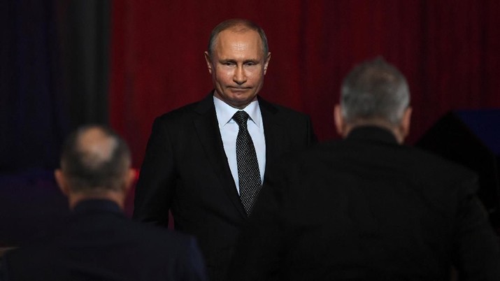 Vladimir Putin Russian President Vladimir Putin walks after delivering a speech during a gala show, marking the Defender of the Fatherland Day, at the Kremlin in Moscow, Russia February 22, 2018. REUTERS/Yuri Kadobnov/Pool