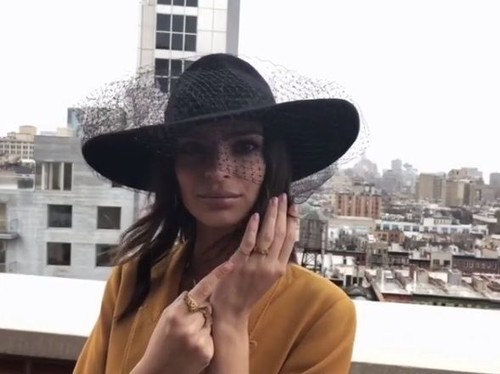 Emily Ratajkowski Ungkap Cerita Cincin Pernikahannya, Hanya 1 di Dunia Emily Ratajkowski Ungkap Cerita Cincin Pernikahannya, Hanya 1 di Dunia