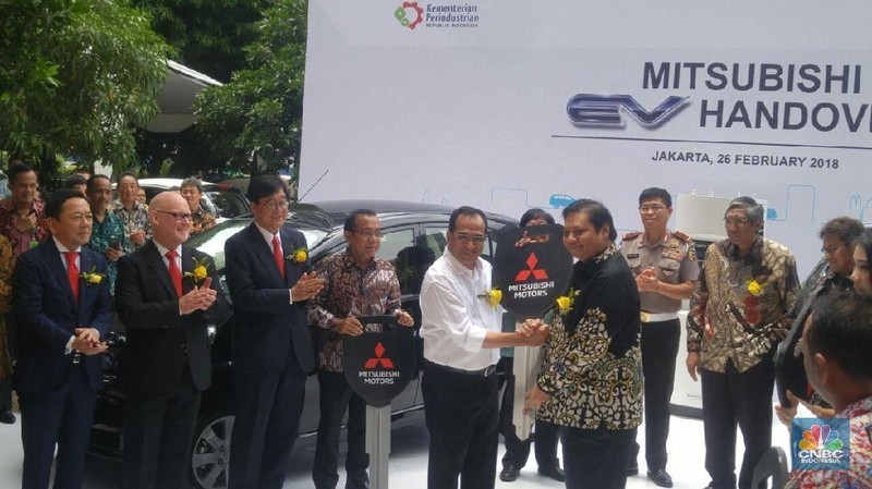Mitsubishi Motors Corporation menyerahkan sejumlah mobil listrik kepada pemerintah untuk kepentingan pengembangan jenis kendaraan itu di Indonesia.