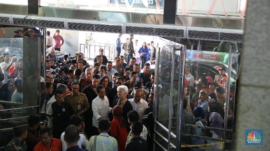 Presiden Jokowi mengajak Direktur Pelaksana IMF Christine Lagarde berkunjung ke Pasar Tanah Abang di sela-sela persiapan IMF-World Bank Annual Meeting 2018.