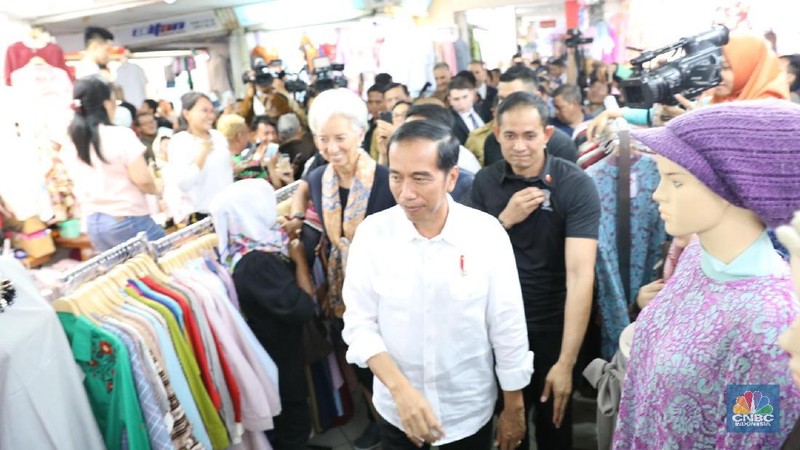 Presiden Jokowi mengajak Direktur Pelaksana IMF Christine Lagarde berkunjung ke Pasar Tanah Abang di sela-sela persiapan IMF-World Bank Annual Meeting 2018.