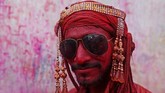 Saling melempar bubuk berwarna-warni memberi keceriaan dalam festival ini, yang menjadi makna bahwa musim baru harus diawali dengan semangat baru.