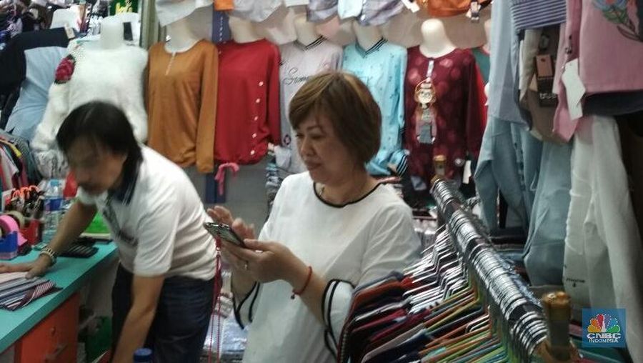 Direktur Pelaksana IMF Christine Lagarde Christine Lagarde membeli baju di toko Luis True di Pasar Tanah Abang Blok A.