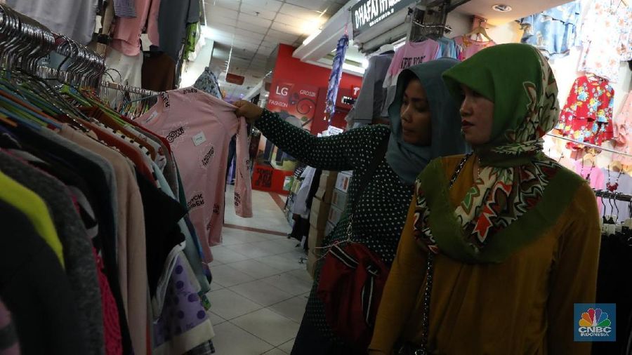 Direktur Pelaksana IMF Christine Lagarde Christine Lagarde membeli baju di toko Luis True di Pasar Tanah Abang Blok A.