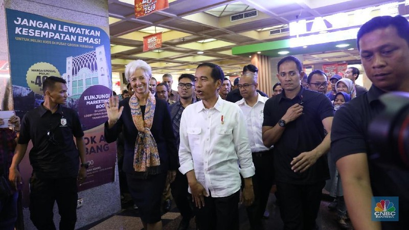 Presiden Jokowi mengajak Direktur Pelaksana IMF Christine Lagarde berkunjung ke Pasar Tanah Abang di sela-sela persiapan IMF-World Bank Annual Meeting 2018.