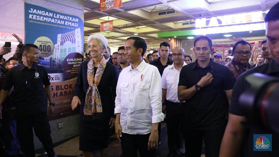 Presiden Jokowi mengajak Direktur Pelaksana IMF Christine Lagarde berkunjung ke Pasar Tanah Abang di sela-sela persiapan IMF-World Bank Annual Meeting 2018.