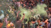Festival Holi di India menjadi atraksi wisata menarik yang selalu mengundang jutaan turis untuk datang. Beragam artikel dan dokumenter mengenai festival ini telah tersiar.