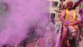Festival Holi juga menjadi ajang bersyukur para umat Hindu atas berkah yang diberikan untuk ladang dan ternak mereka.